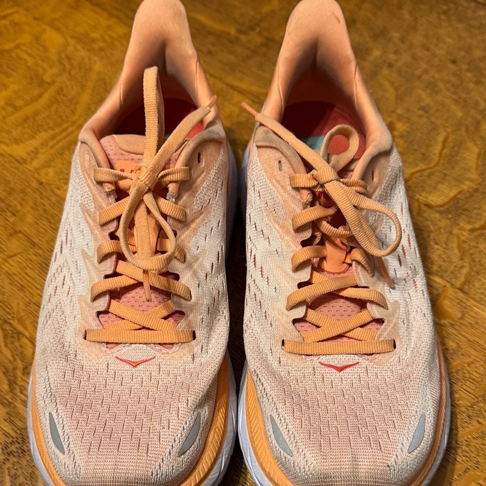 (S-7) Hoka Clifton 8 Peach / Coral Athletic Shoes
Size 7B